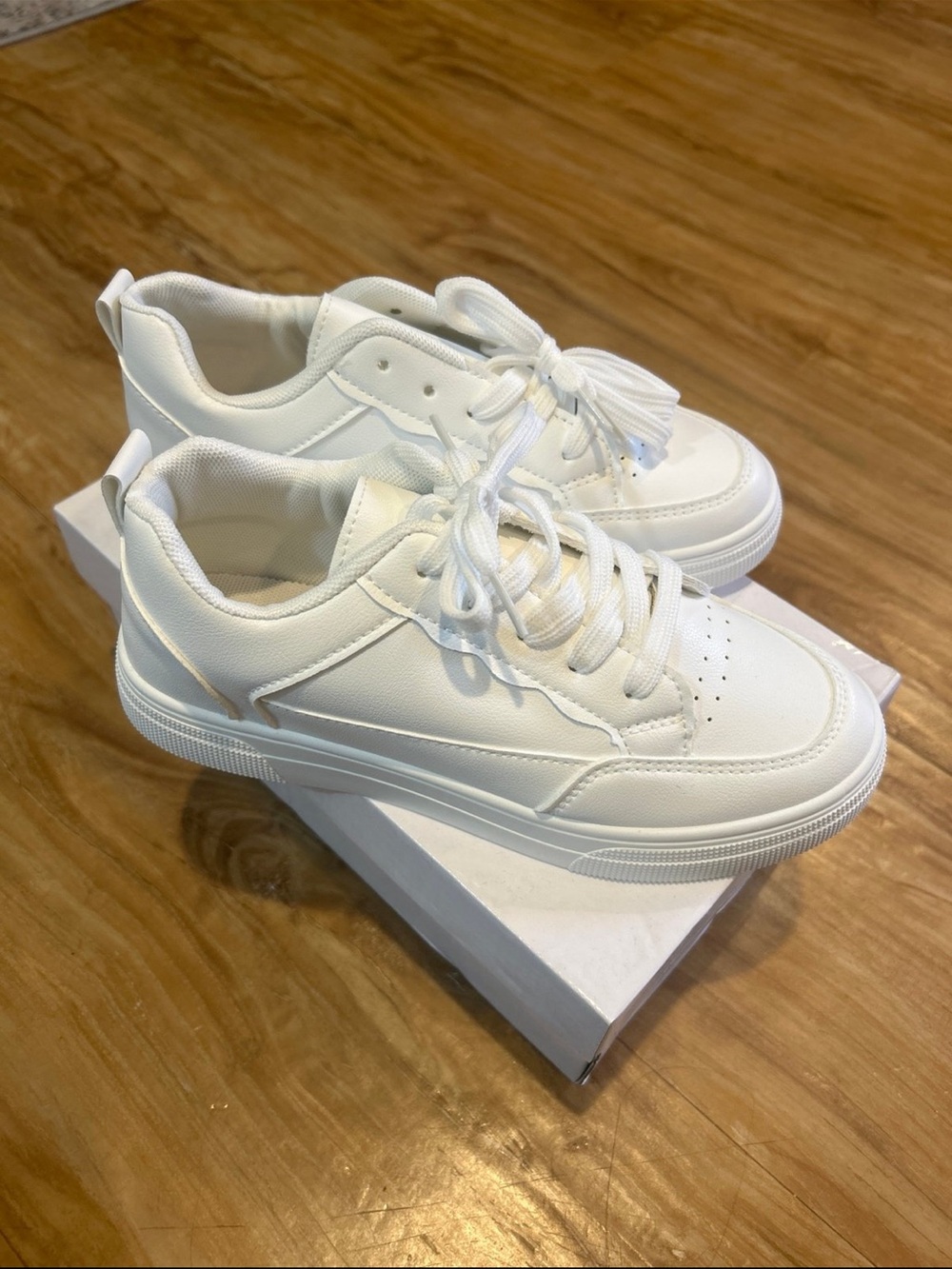 Classic White Women's Low-Top Sneakers - Clean Casual Style